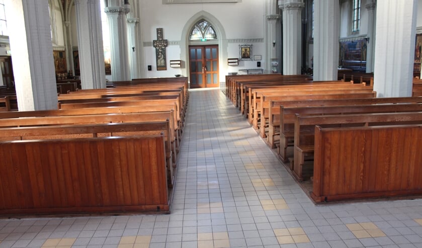 Lege kerkbanken tijdens de coronacrisis is het geijkte beeld in kerken en gebouwen om samen te bidden.