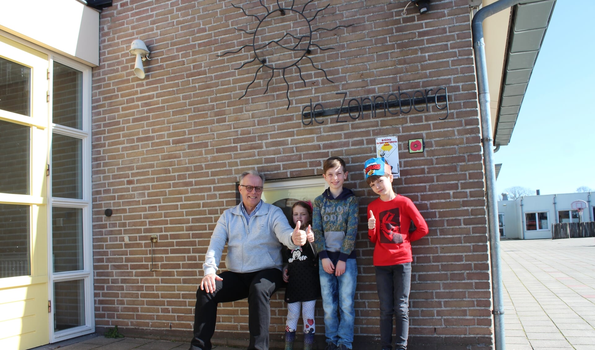 Directeur Theo Matthijssen van RKBS De Zonneberg Kruisland met een aantal kinderen van ouders met cruciale beroepsgroepen.