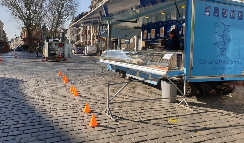 Ook bij de viskraam moet je afstand houden