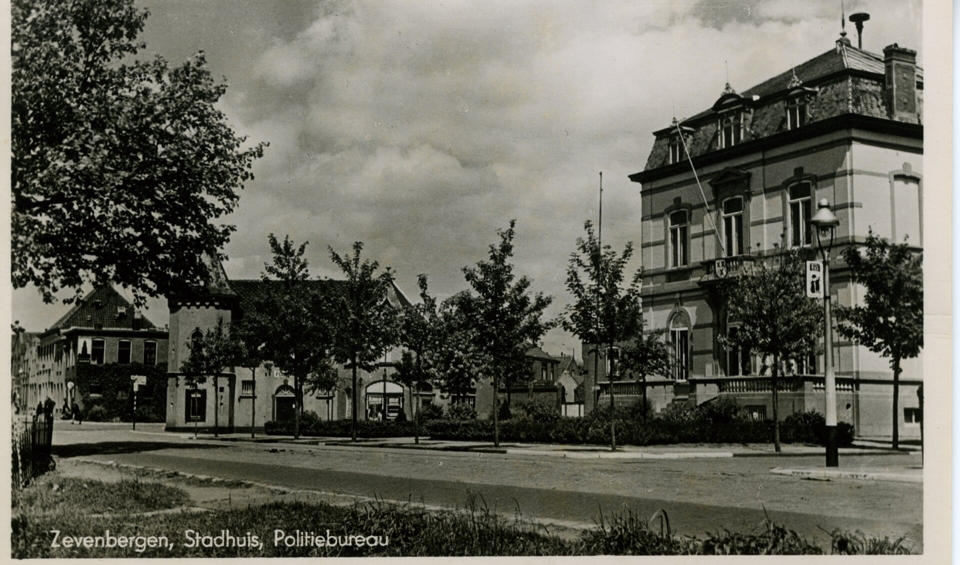 Een foto van het stadhuis ver voor de oorlog. FOTO ARGHIEF HEEMKUNDEKRING WILLEM VAN STRIJEN