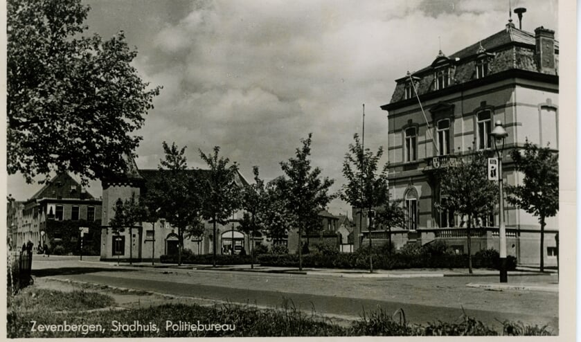Een foto van het stadhuis ver voor de oorlog. FOTO ARGHIEF HEEMKUNDEKRING WILLEM VAN STRIJEN