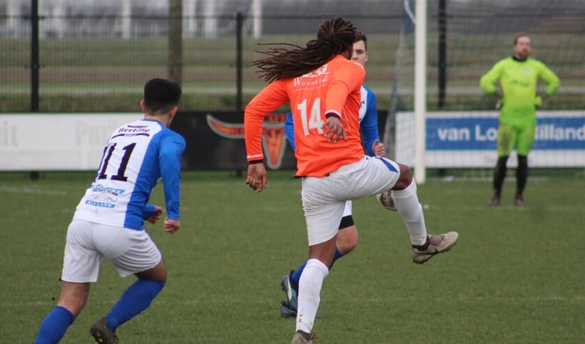 Steven Fistch de virtuele topscorer aan de bal in het duel tegen Rillandia. (archieffoto)