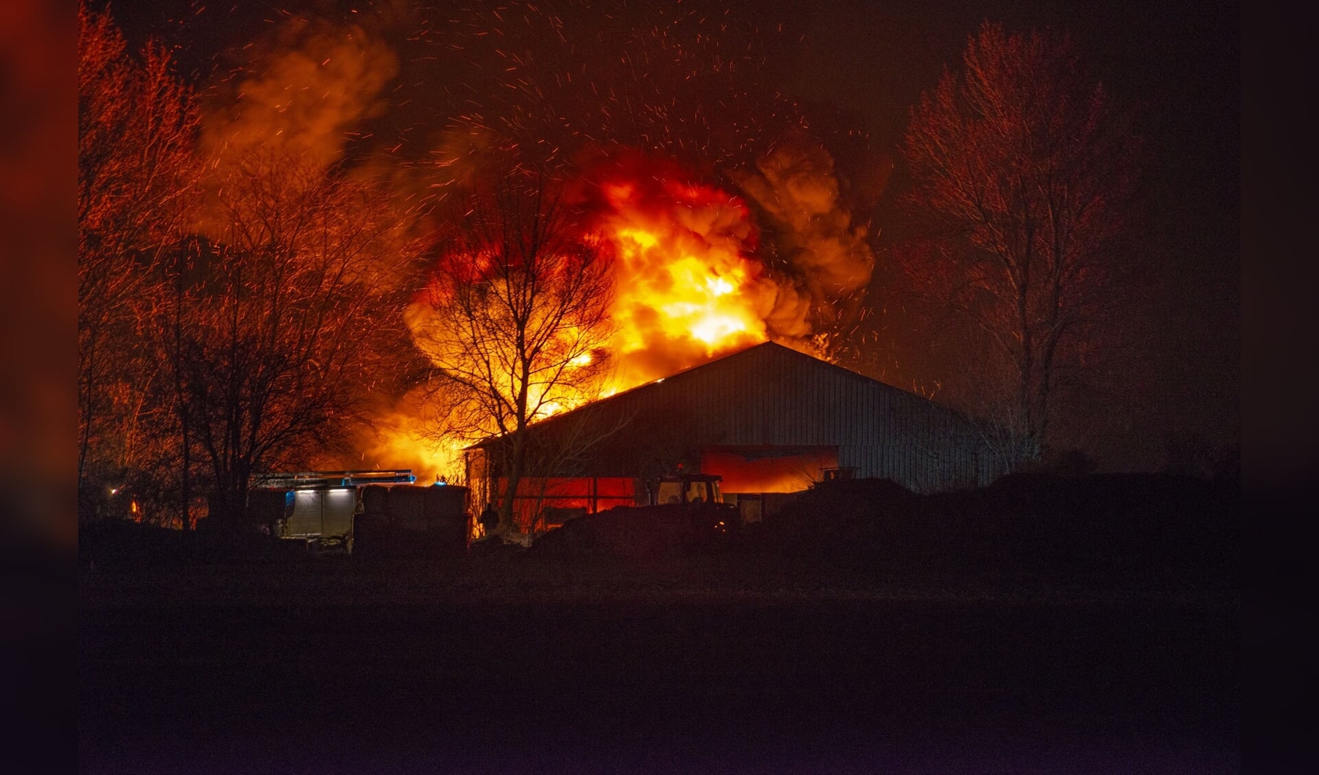 De brandweer liet het vuur in de schapenschuur in maart gecontroleerd uitbranden. 
