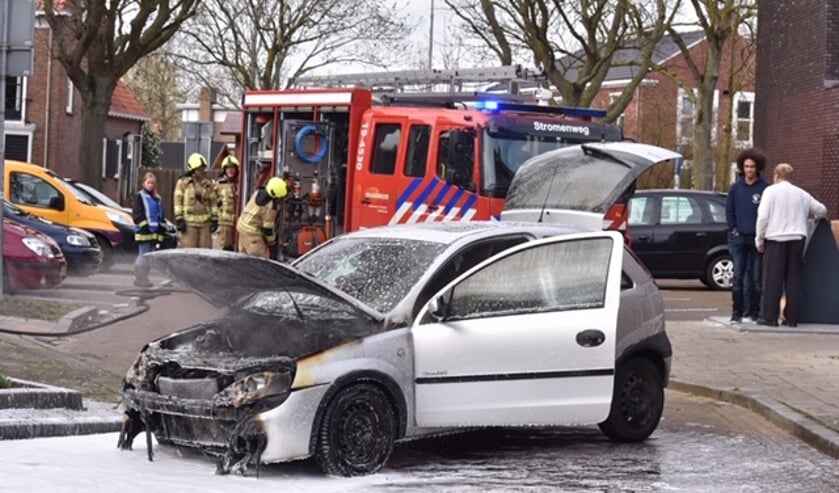 Auto brandt uit in Leeghwaterstraat Vlissingen