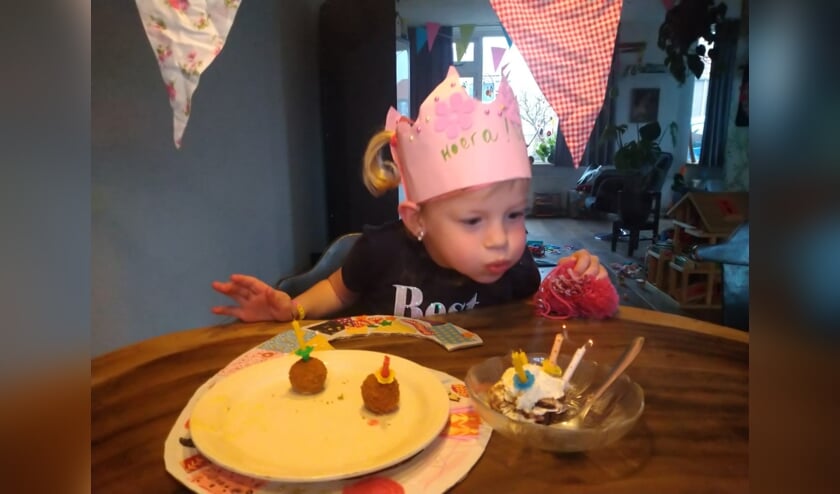 Marit uit Sint Laurens blaast haar verjaardagskaarsjes uit, zelfs op bitterballen!