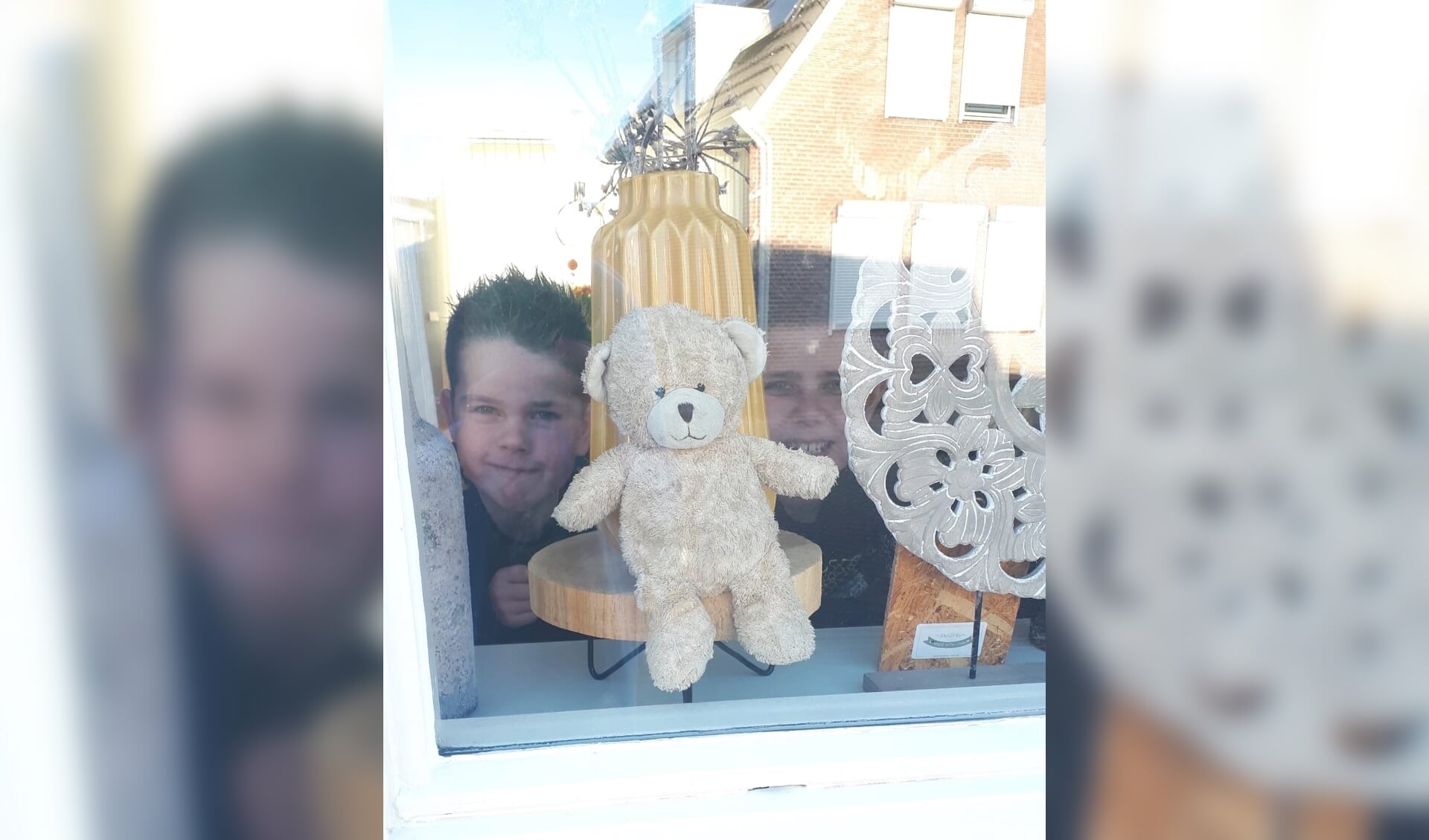 Milan en Sam uit Sint Maartensdijk gaven ook hun teddybeer een plekje voor het raam.