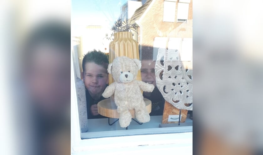 Milan en Sam uit Sint Maartensdijk gaven ook hun teddybeer een plekje voor het raam.