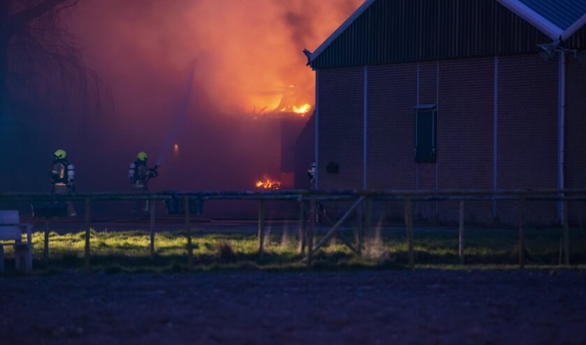Grote uitslaande brand in landbouwloods Stavenisse