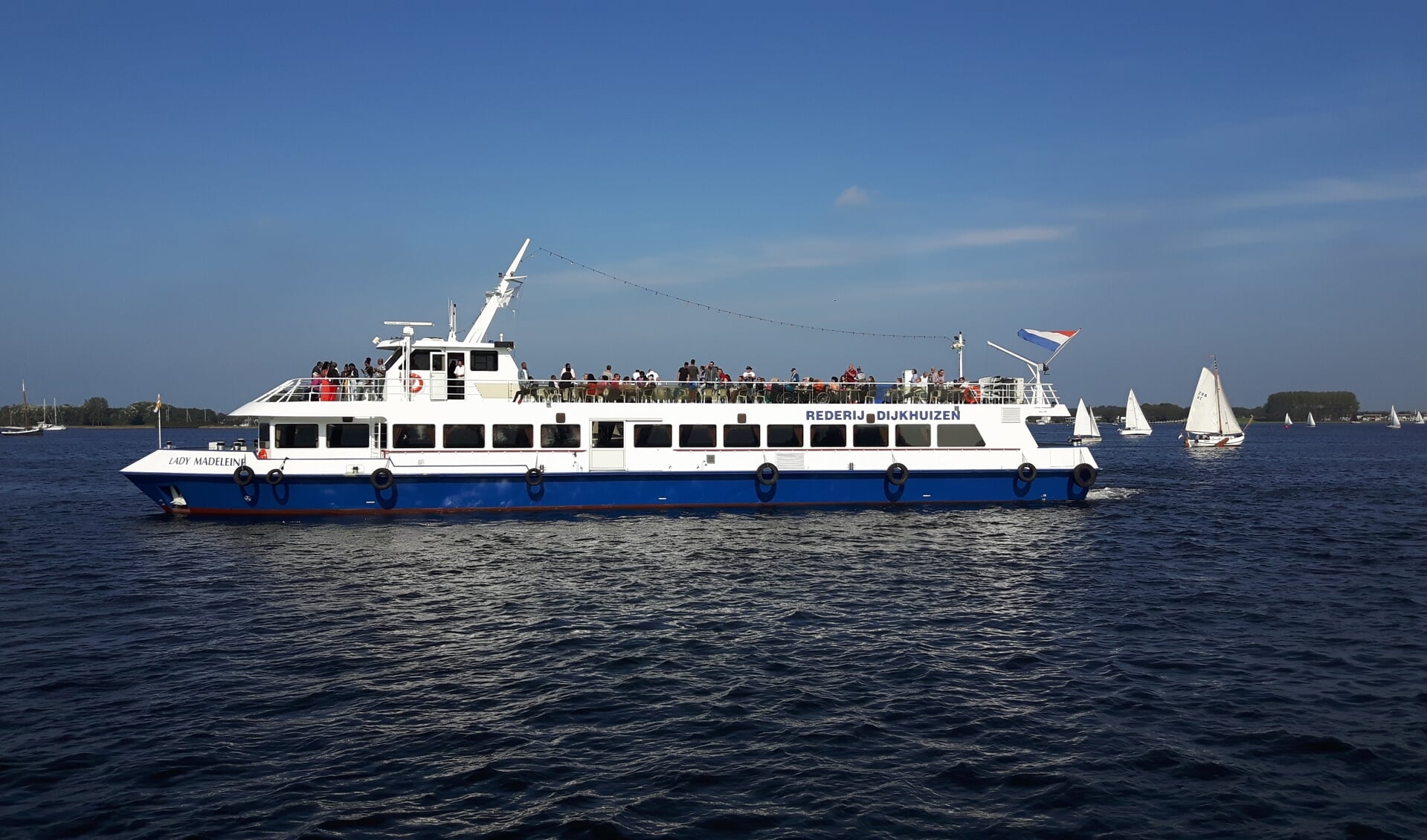 Een rondvaartboot van Rederij Dijkhuizen.