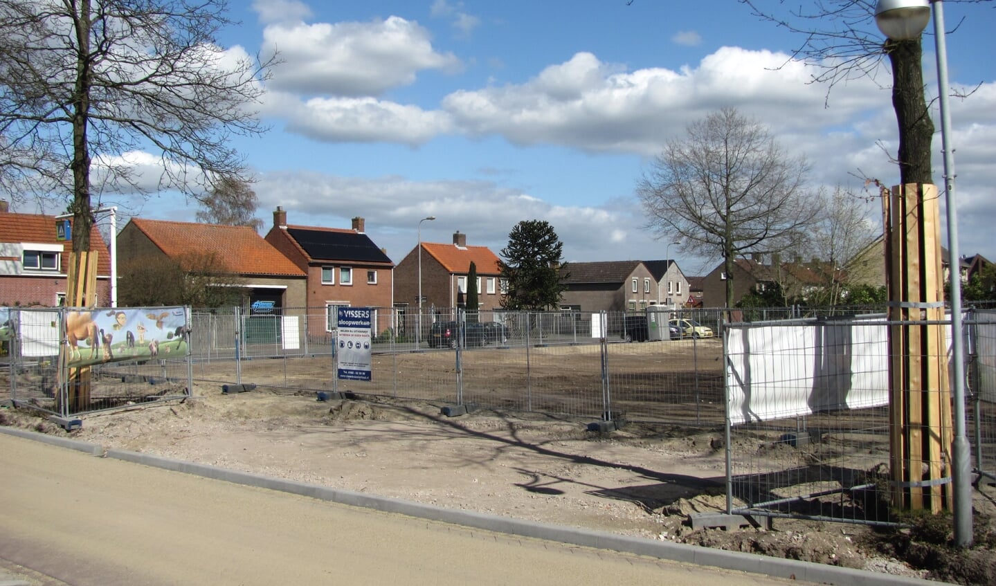 Op de hoek van de Raadhuisstraat en de Rucphense Vaartkant, de voormalige locatie van dorpshuis De Vaart, komt straks nieuwbouw. 
