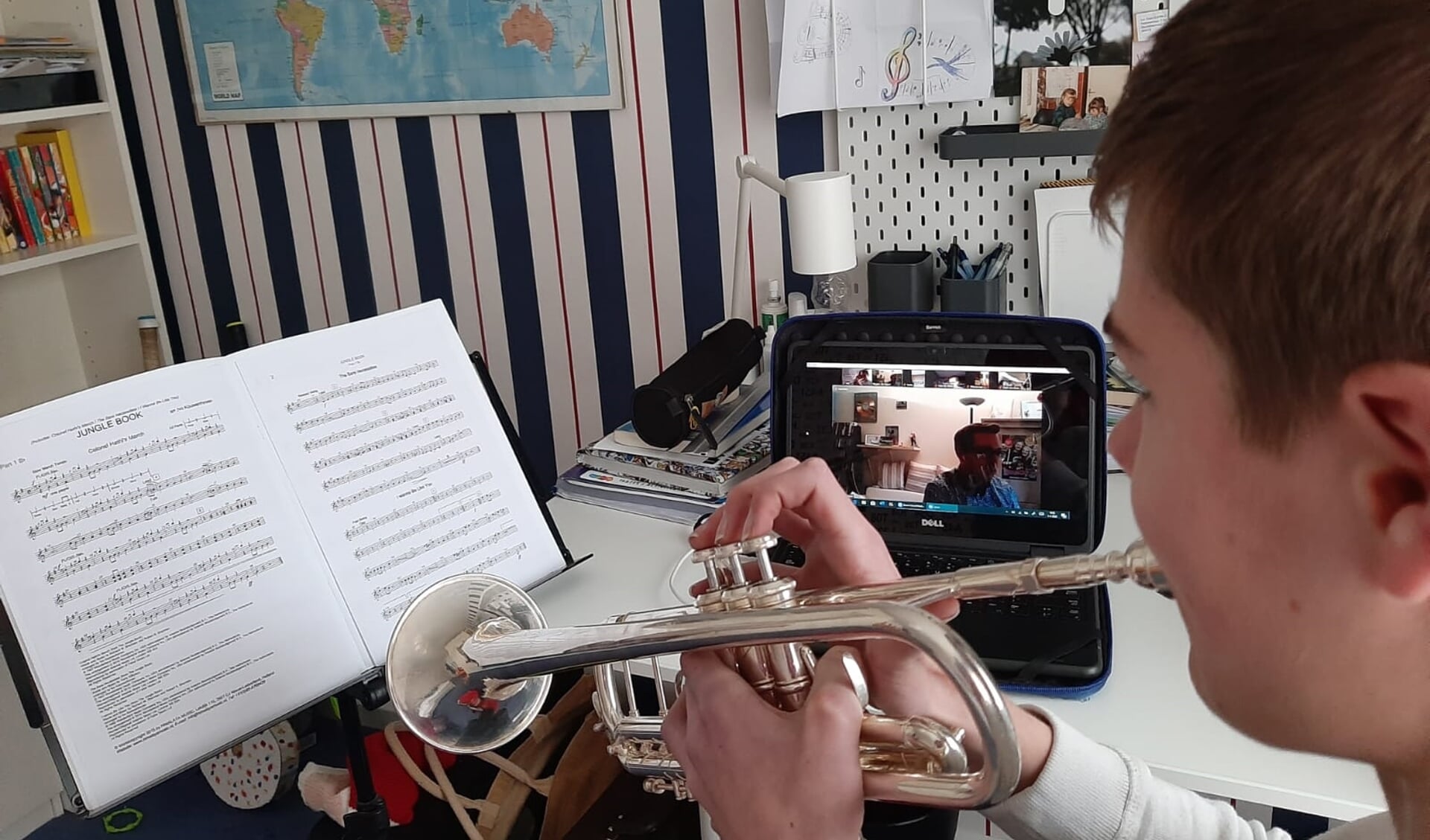 Luc Otten tijdens de online repetitie van het opleidingsorkest van de Oudenbossche Harmonie.