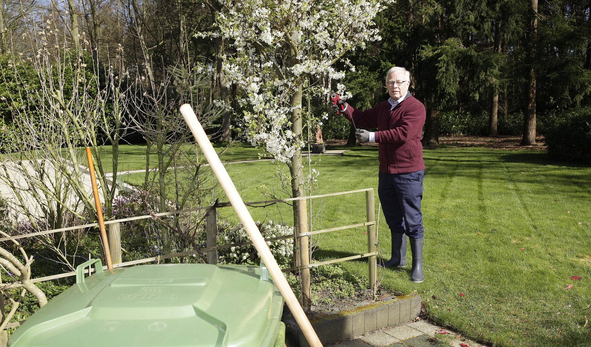 In zijn spaarzame vrije tijd tuiniert Henk Kielman graag. Hij geniet van de natuur in zijn omgeving. FOTO HUMPHREY HEKHUIZEN 
