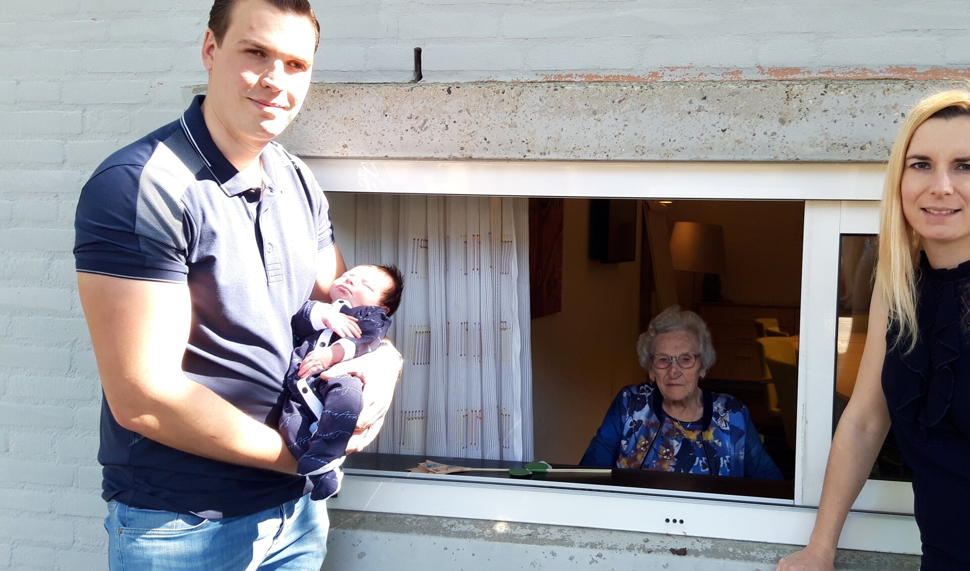 Frank met Yven en Jossinda, en over-oma Hereijgers-Adriaensen achter het raam. FOTO RIET HEREIJGERS