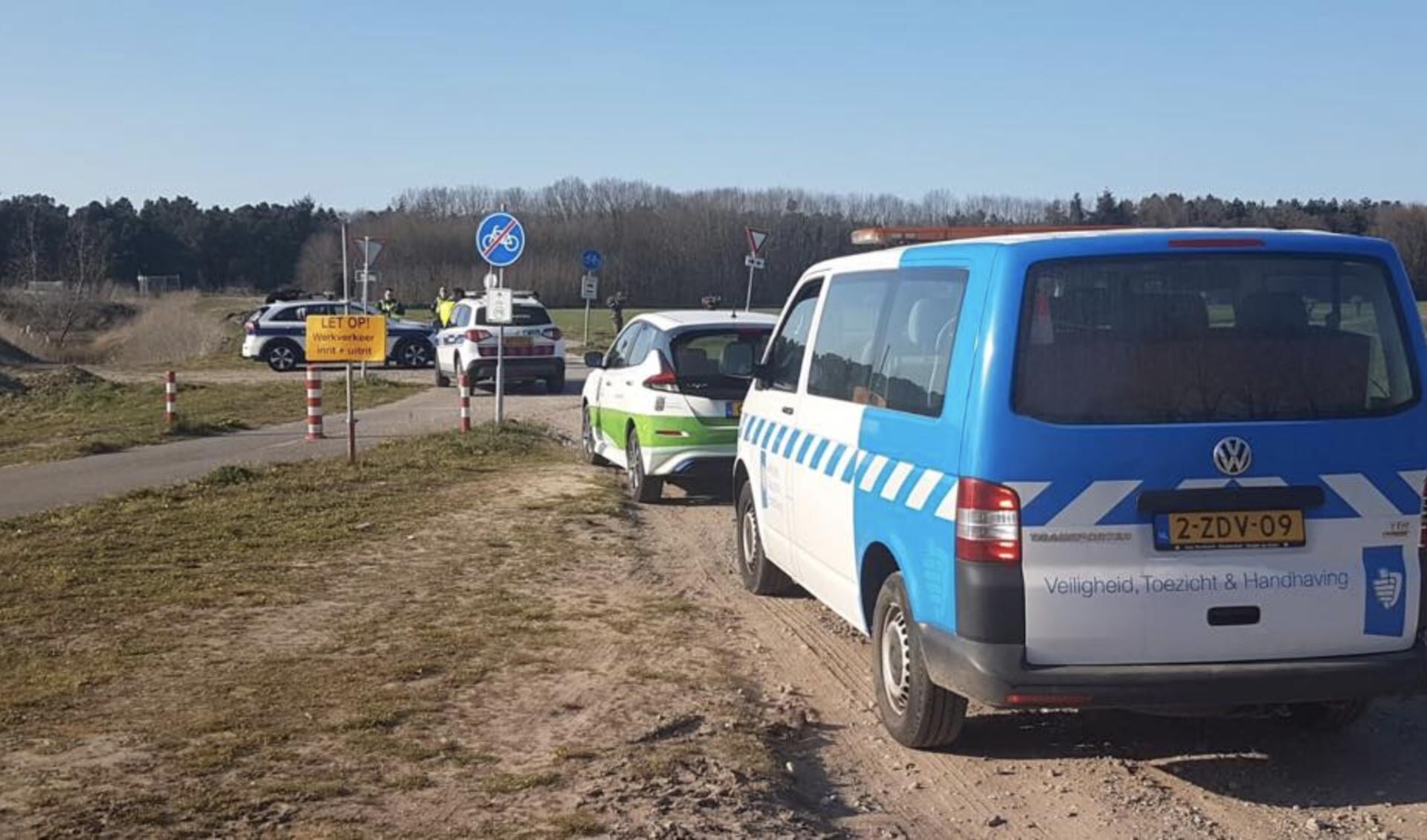 De politie heeft de groep eerst weggestuurd bij Breda International Airport. 