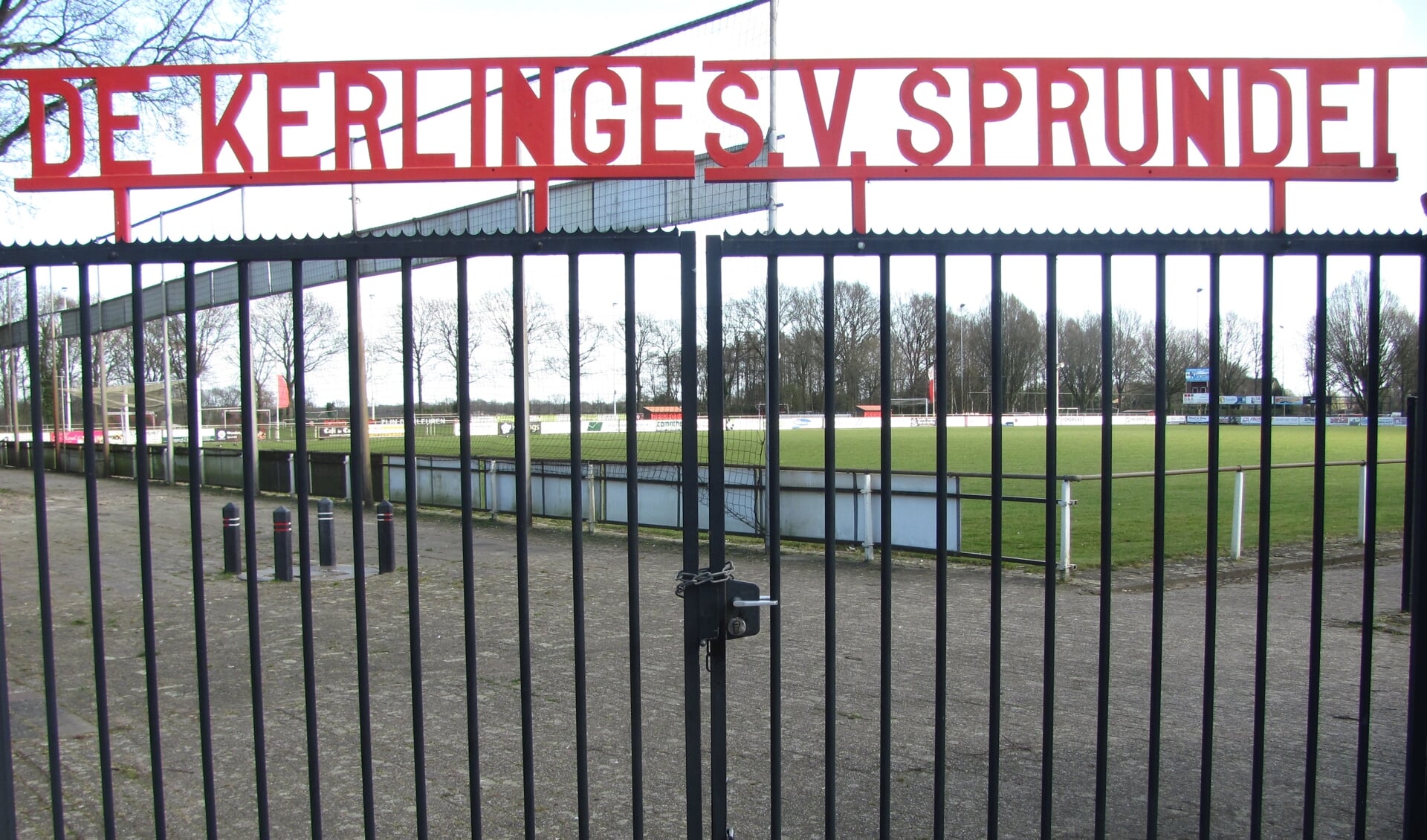 Sportpark De Kerlinge, thuishaven van SV Sprundel aan de Hertogstraat, is dicht. Er wordt voorlopig niet meer gevoetbald. Het seizoen is voorbij. 