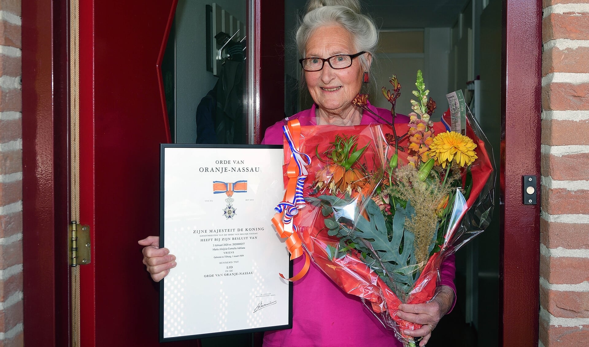 Riet Vriens ontving een Koninklijk lintje voor haar vrijwilligerswerk. Ze mag zich nu Lid in de Orde van Oranje-Nassau noemen.