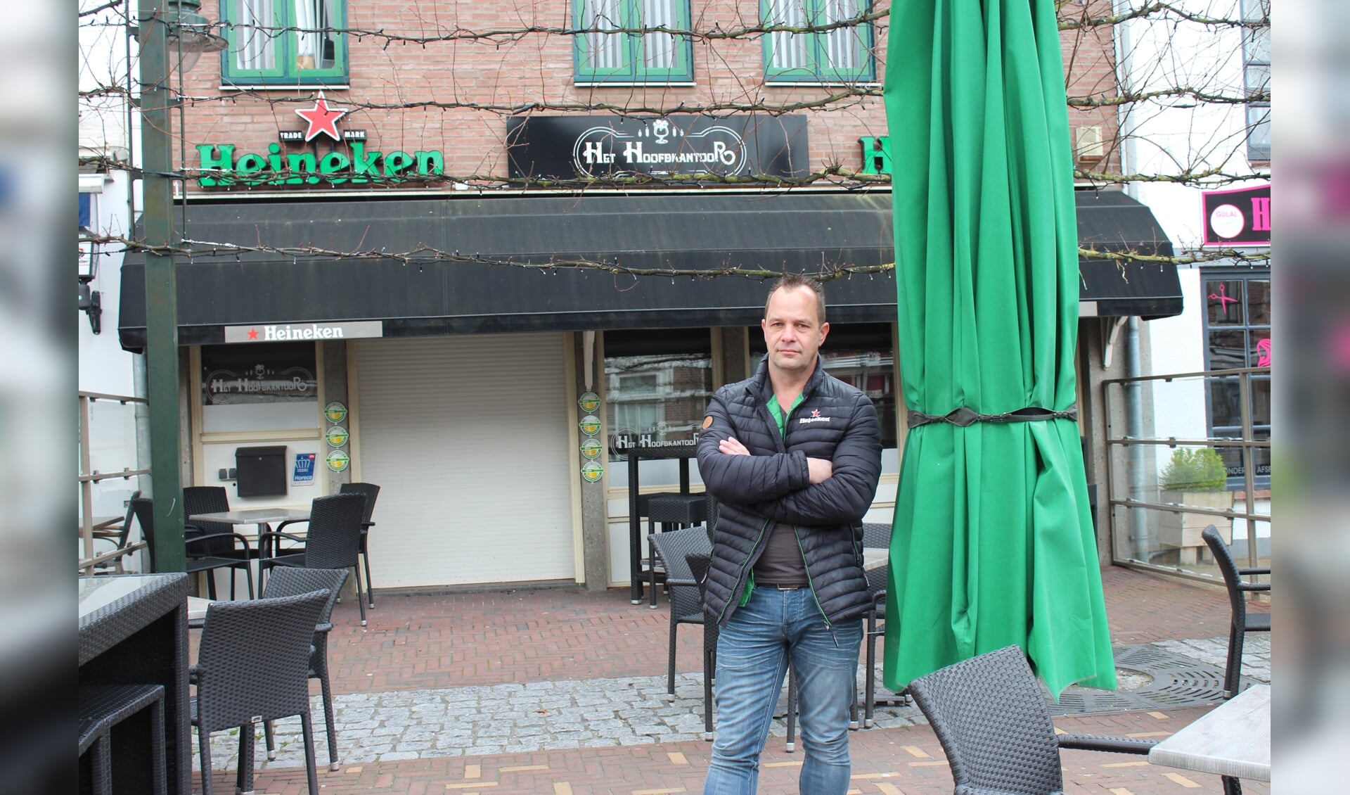 Peter Jongenelen voor zijn gesloten zaak Het Hoofdkantoor in de coronacrisis.