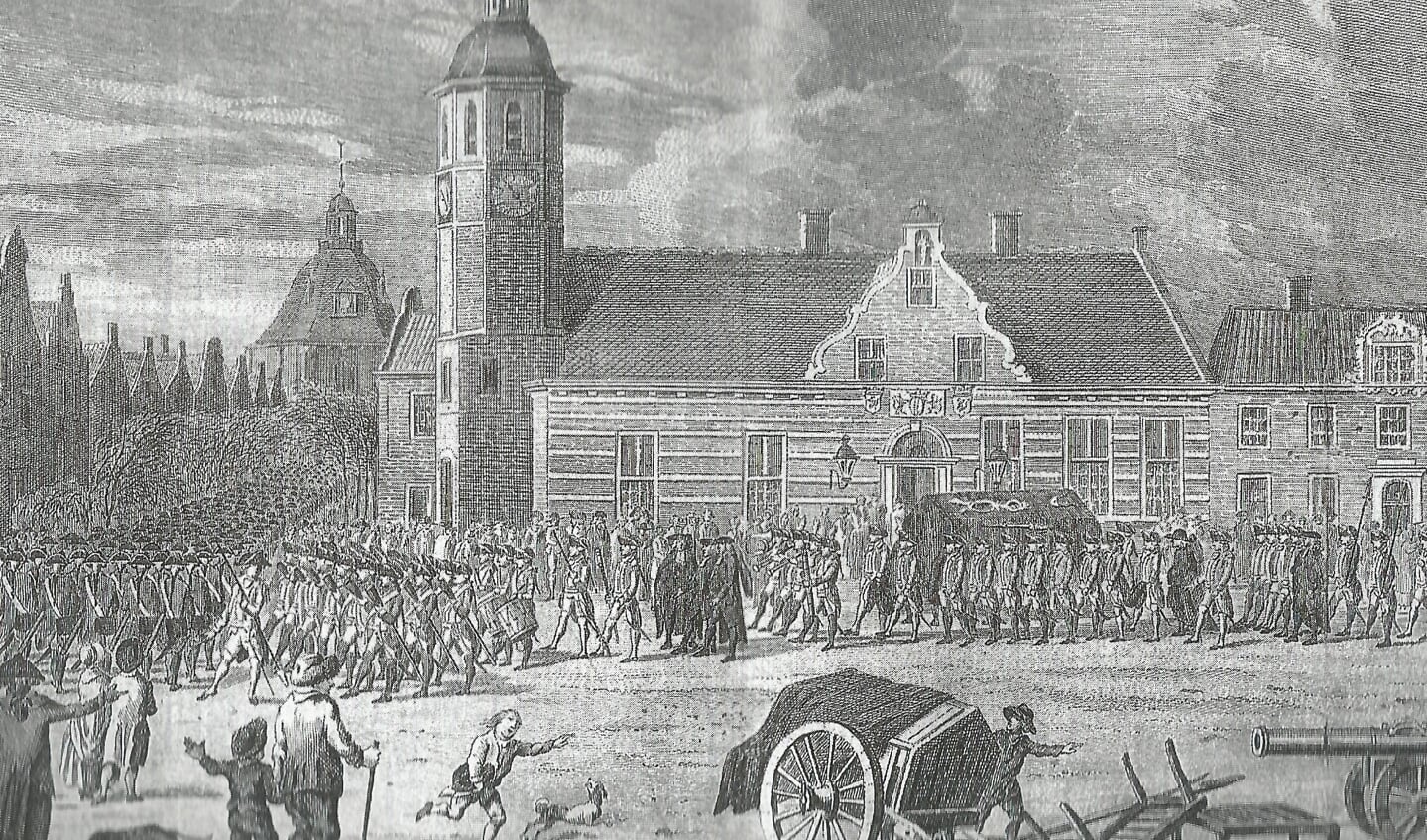 Het stadhuis in 1793 tijdens de uitvaart van Baron Von Kropff. AFBEELDING HEEMKUNDEKRING DE WILLEMSTAD