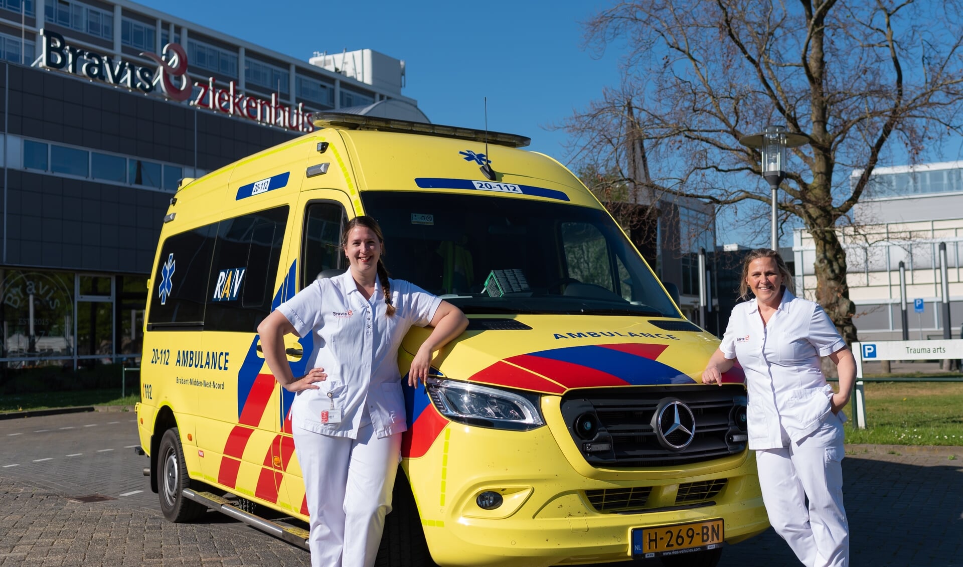 IC/SEH-verpleegkundigen Miranda Biemans (links) en Carolien Dubbelman starten met de opleiding tot ambulanceverpleegkundige.
