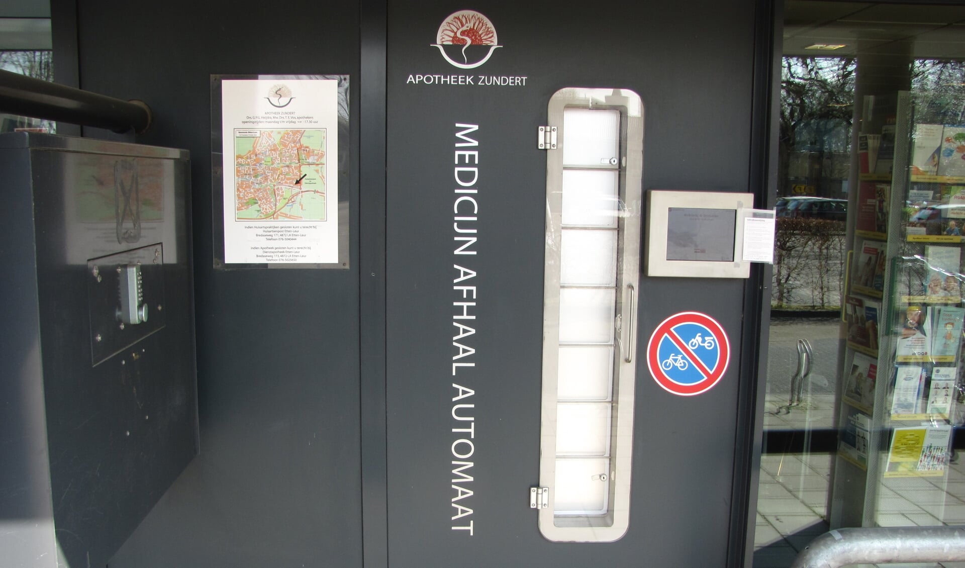 De afhaalautomaat van Apotheek Zundert bij de ingang van De Welborg.