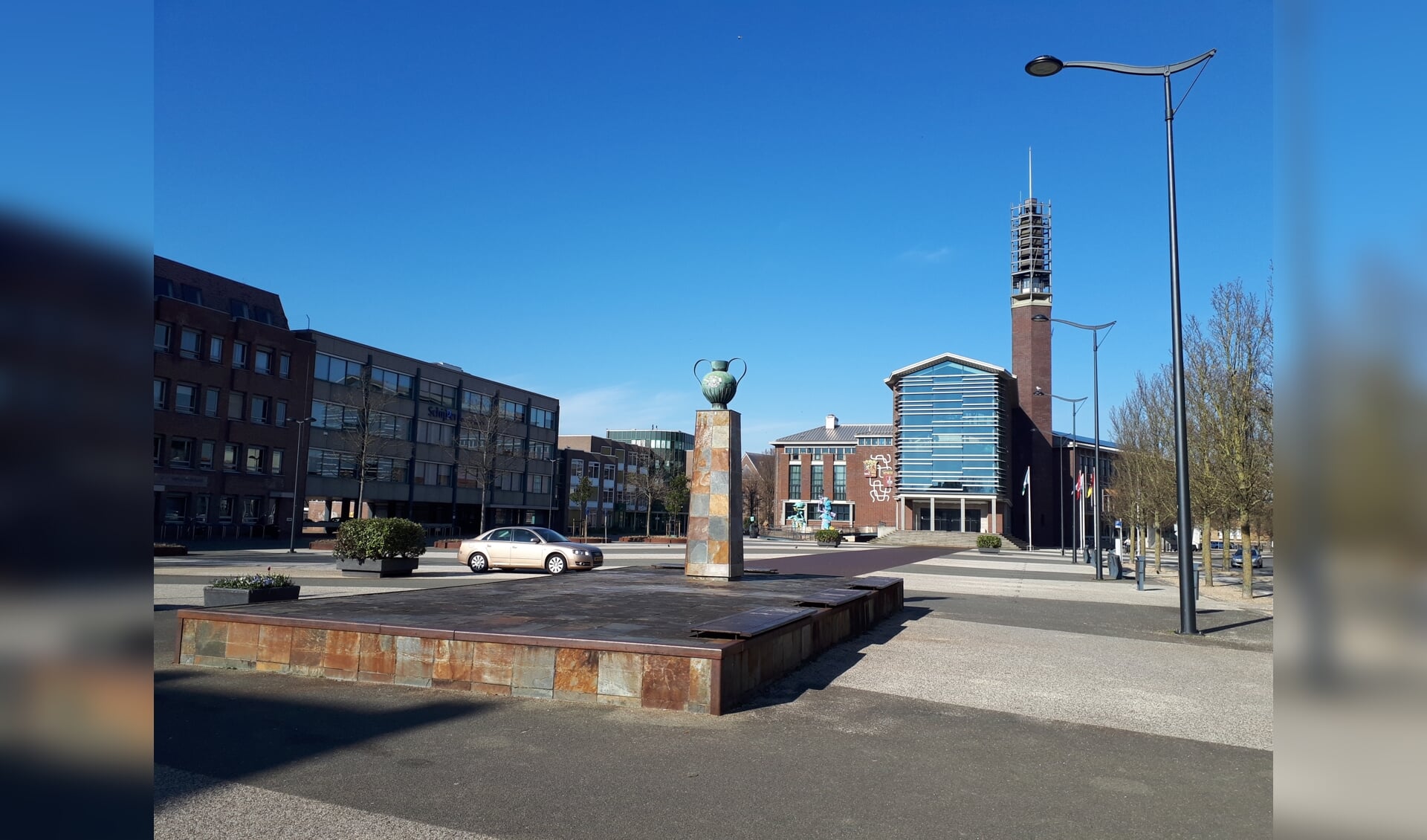 De parkeerplaats bij het gemeentehuis is zelden zo leeg op een doordeweekse middag.