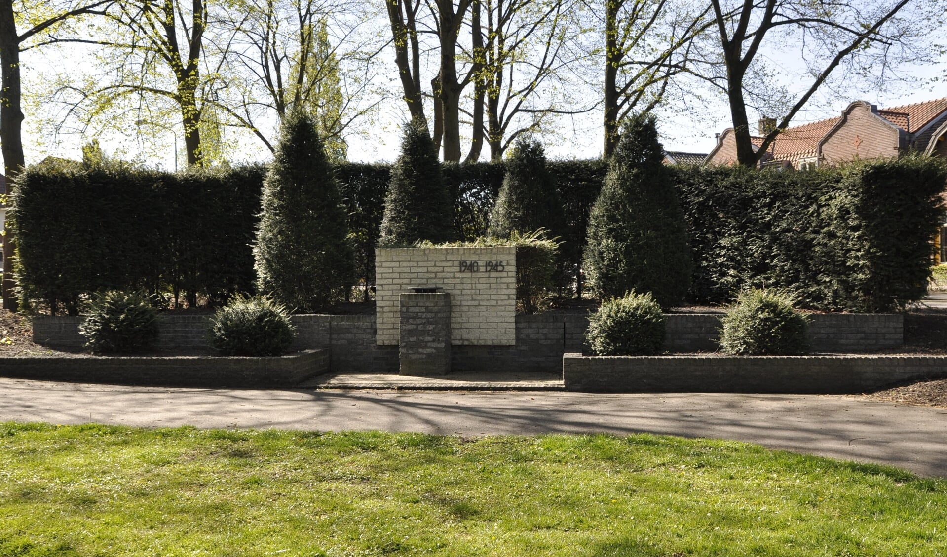 Het oorlogsmonument in het Julianaplantsoen in Zevenbergen.