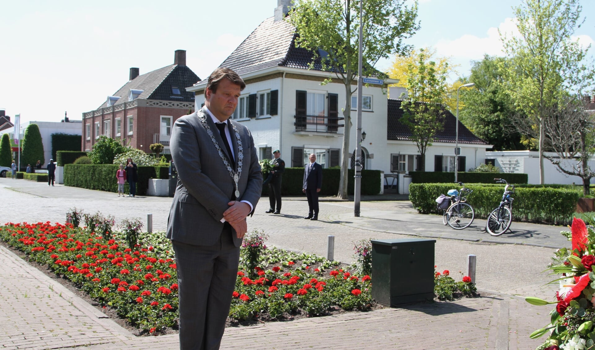 Burgemeester Han van Midden bracht ook vorig jaar een bezoek aan het oorlogsmonument in Roosendaal