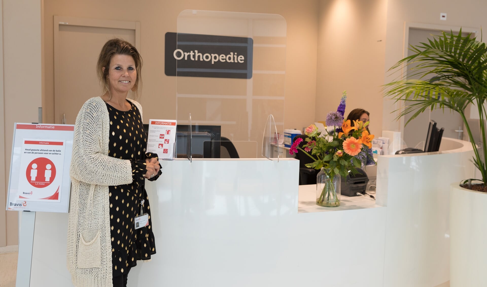 Teamleider Miriam van der Jagt van Orthopedie is blij dat ondanks de coronacrisis het persoonlijk contact met de patiënt is gebleven.

