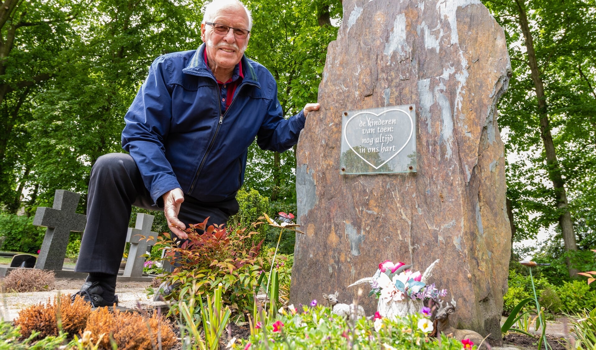 Corrie van den Broek bij het monument van de ongedoopte kindjes. Het monument werd in 2008 geplaatst op de begraafplaats is Sprundel. 