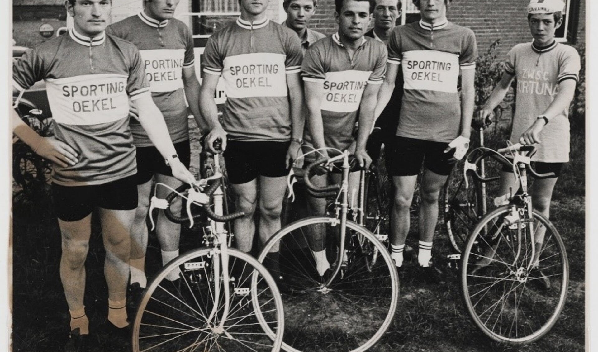 Sporting Oekel in 1971 bij café De Sportvrienden. V.l.n.r. Henk Klep, Dré Klep, Henk Mertens, Wim van Hooijdonk, Johan Goos, Drik van der Velde, Jos van Hooijdonk en Johan van der Velde. 
