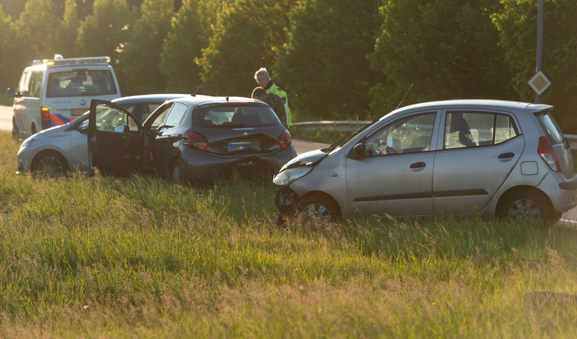 Fikse schade bij ongeval met meerdere voertuigen bij Oud-Vossemeer.