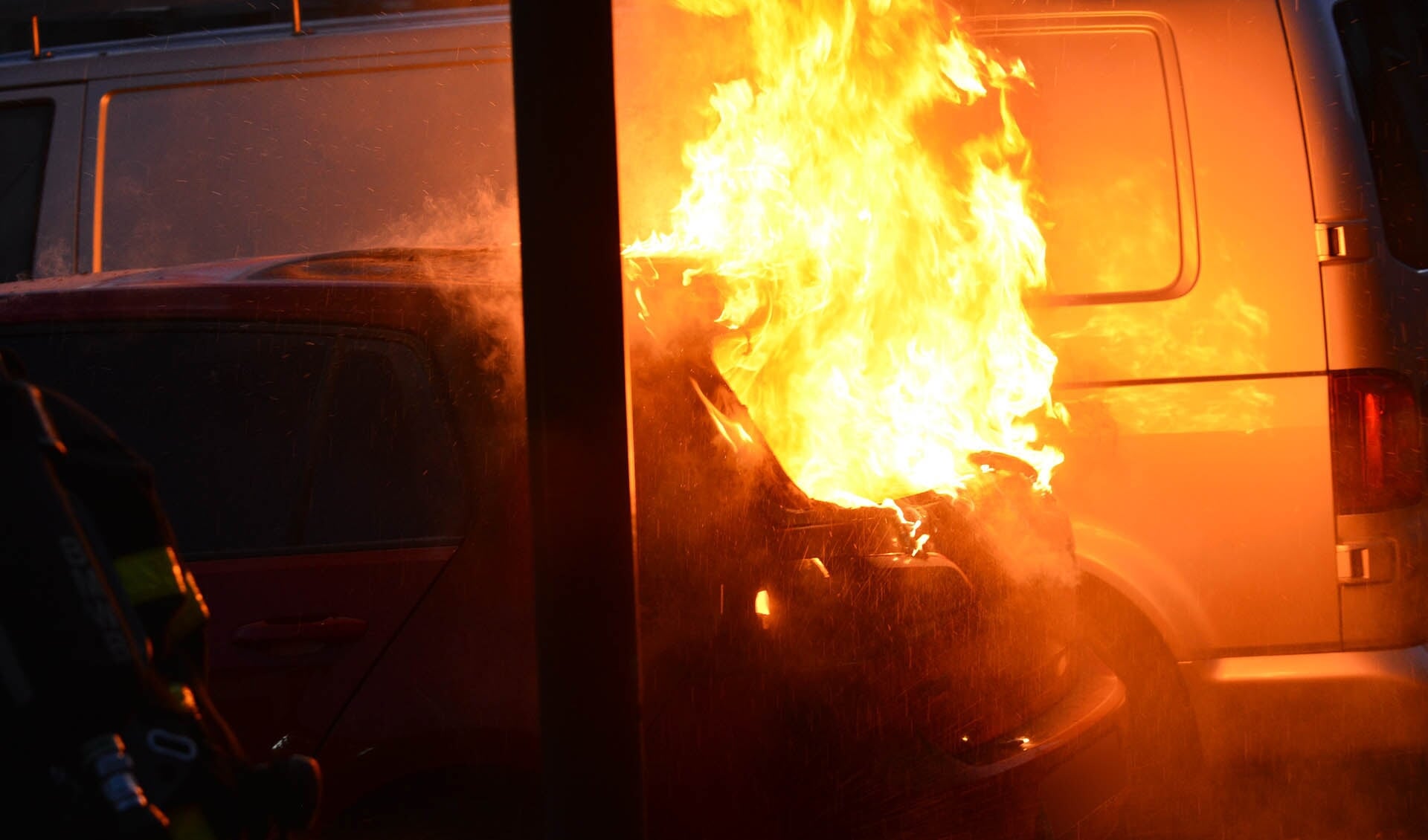 De vlammen kwamen langs de achterkant uit het voertuig. 