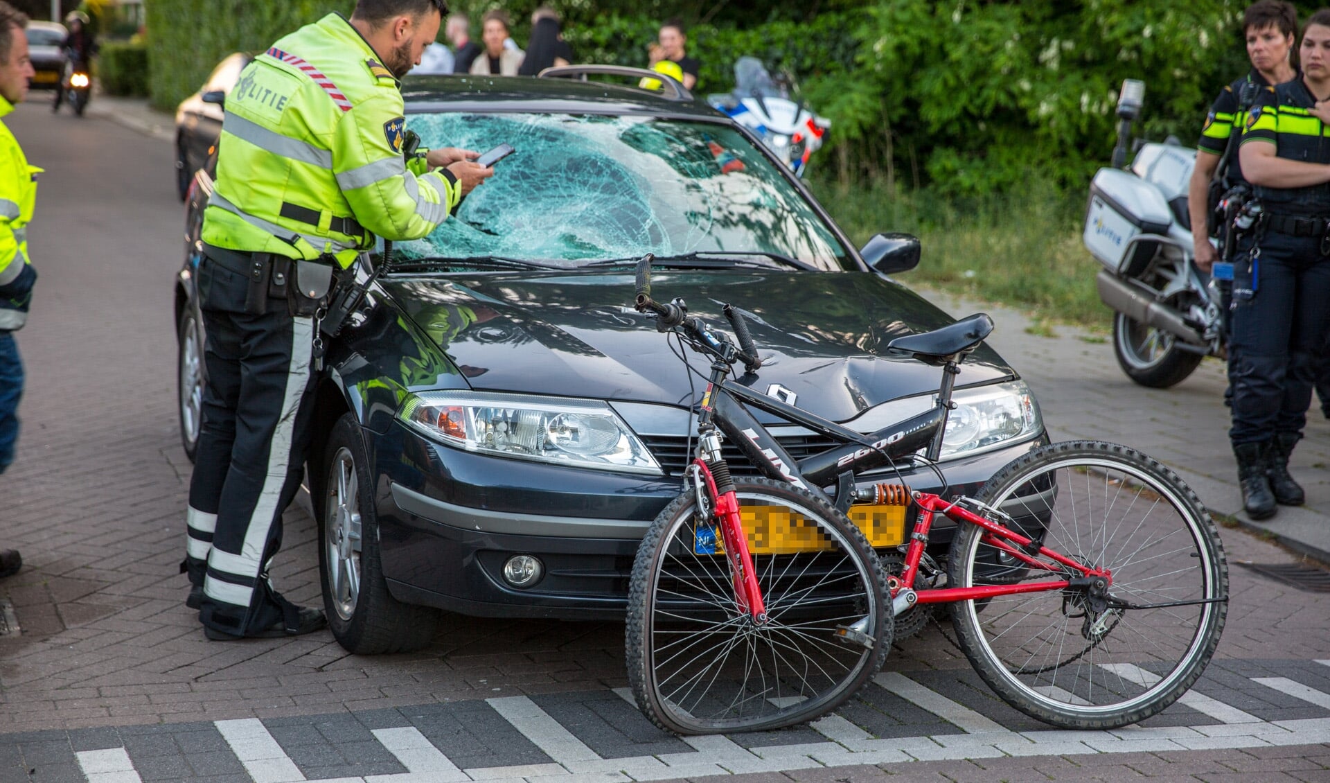 Zowel de auto als de fiets raakte beschadigd bij het ongeval. 