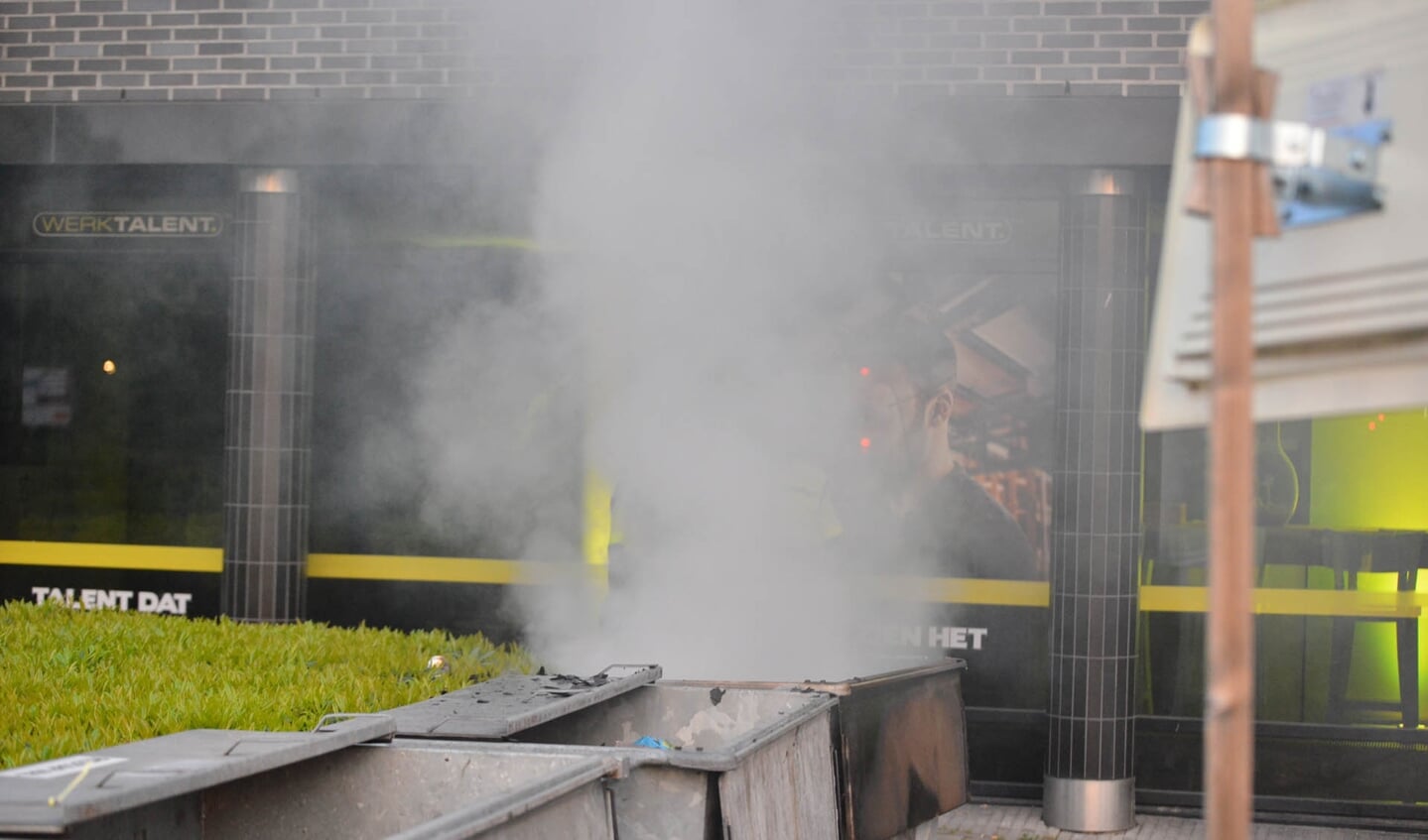 Een beveiliger zag de rook uit de container komen. 