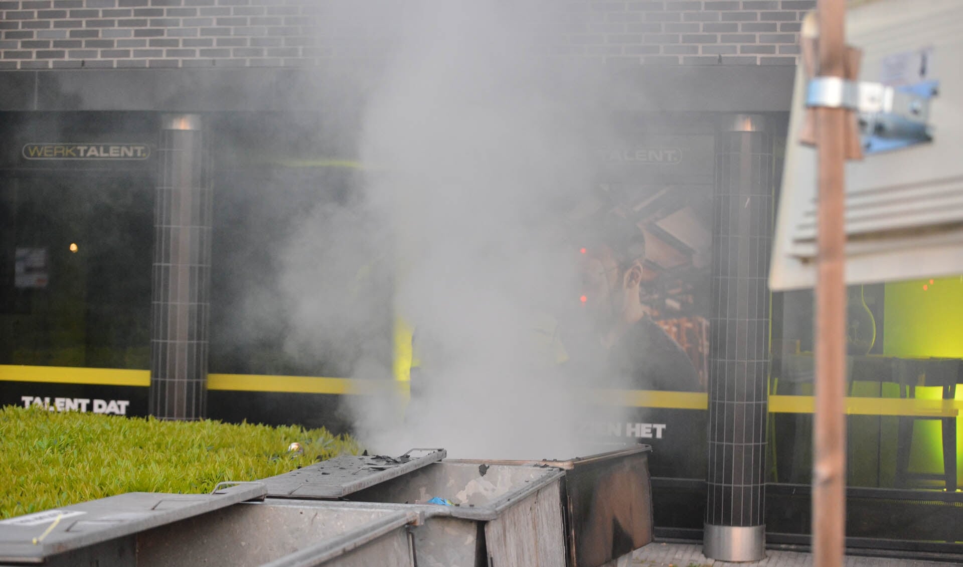 Een beveiliger zag de rook uit de container komen. 