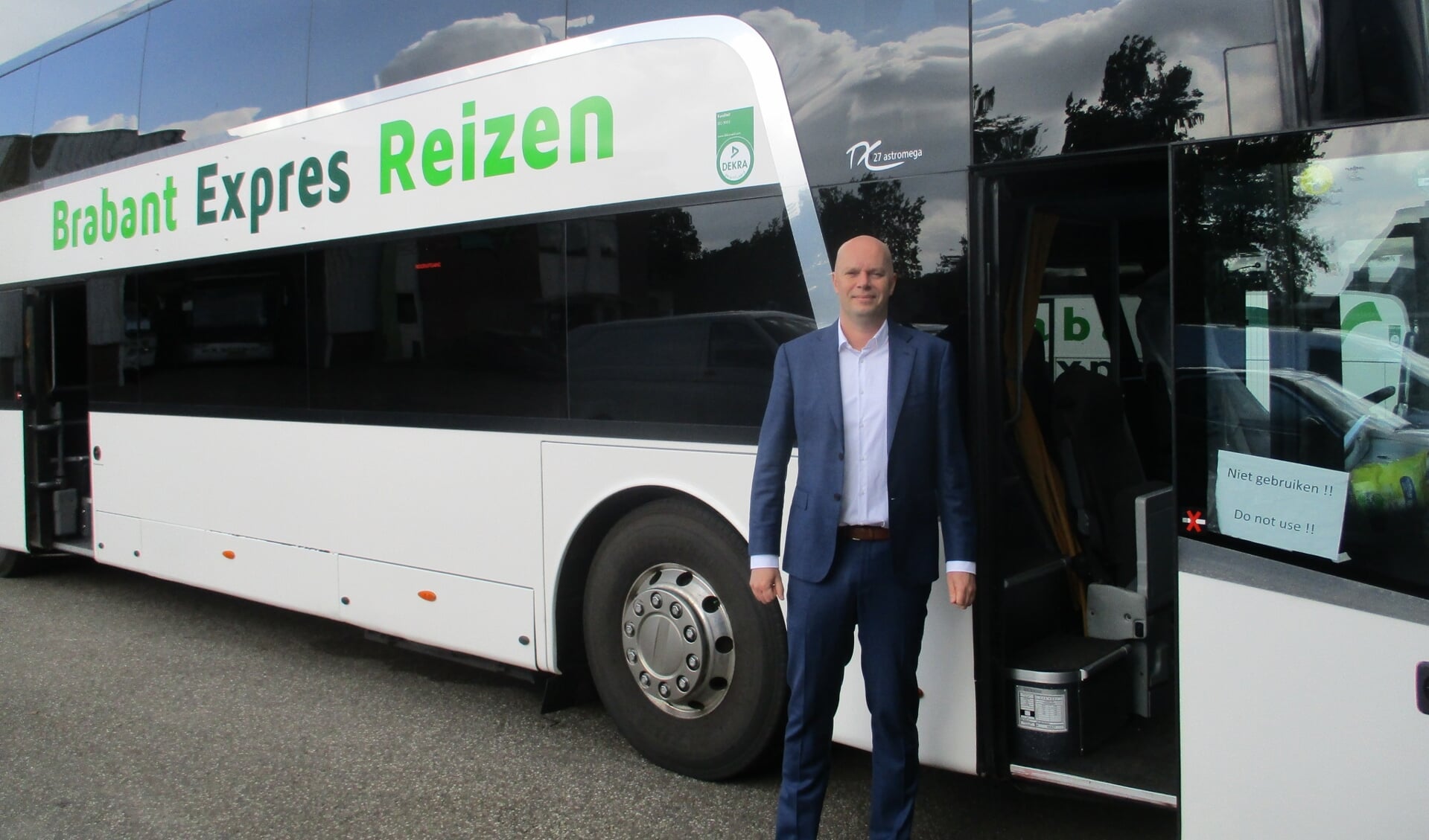 Vincent van Gool bij een aangepaste bus. 