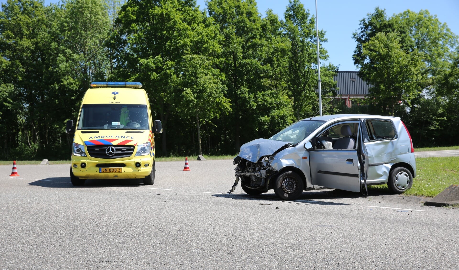 Twee voertuigen zijn zaterdagmiddag met elkaar in botsing gekomen. Het ongeluk gebeurde op de kruising van de Langeweg met de Vogelweg.