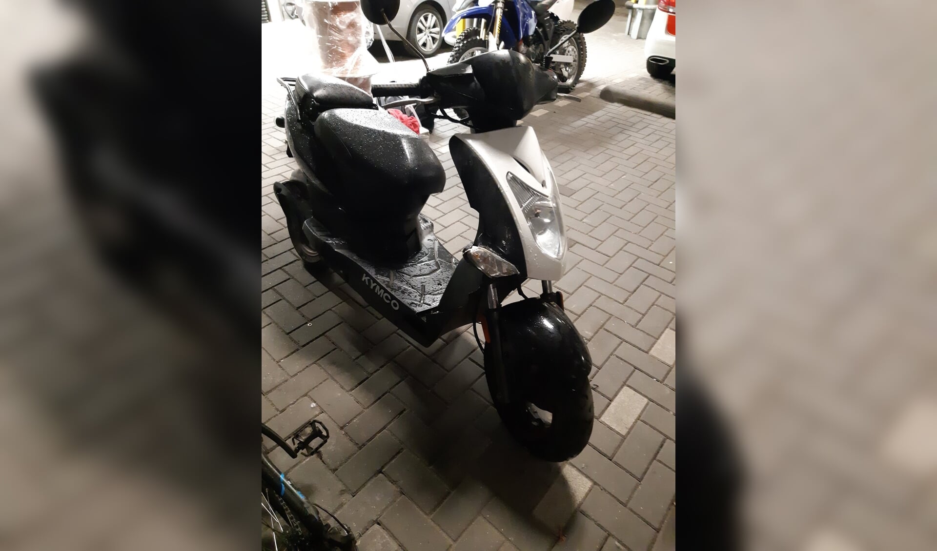 De politie heeft de gestolen scooter meegenomen naar het bureau. 