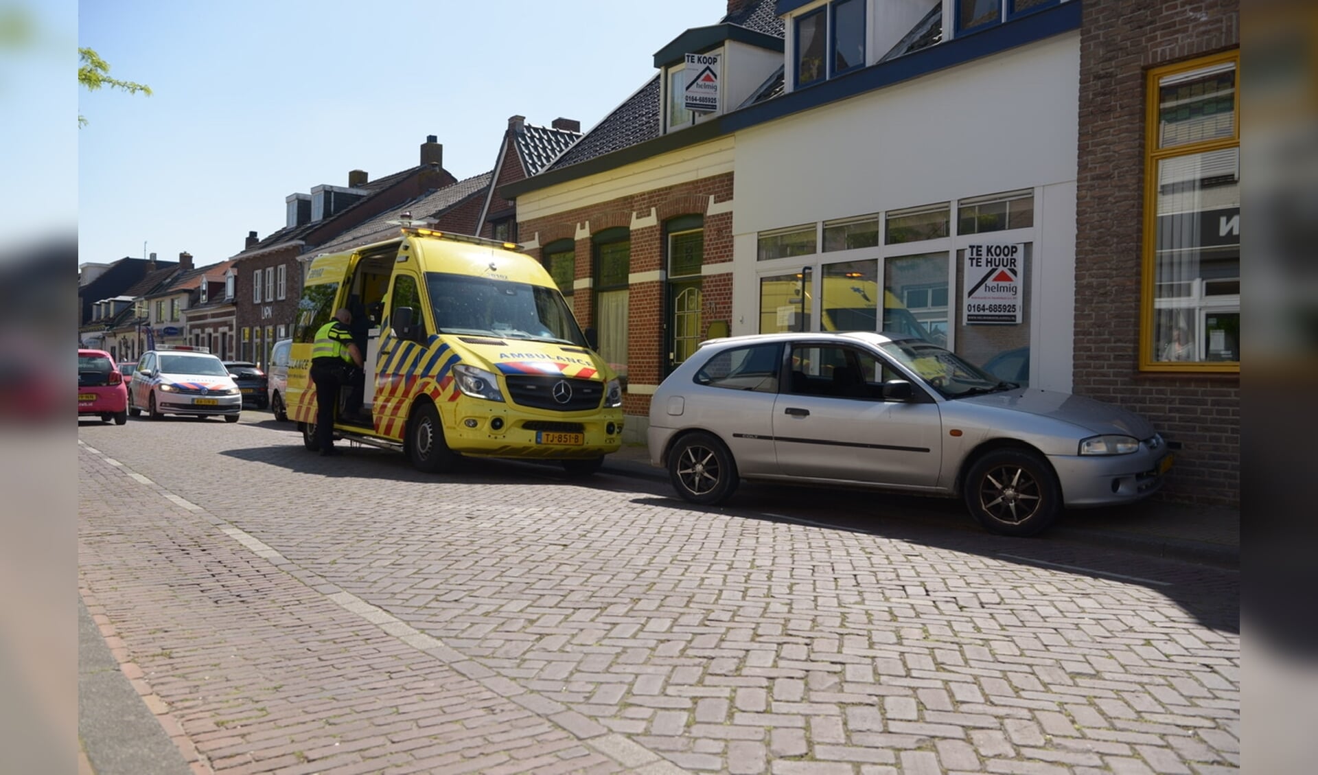 HALSTEREN - Een personenauto is zaterdagmiddag tegen de gevel van een woning beland aan de Dorpstraat in Halsteren. Het ongeval gebeurde iets na 14.30 uur net na de kruisingen met het Lindenlaantje.
