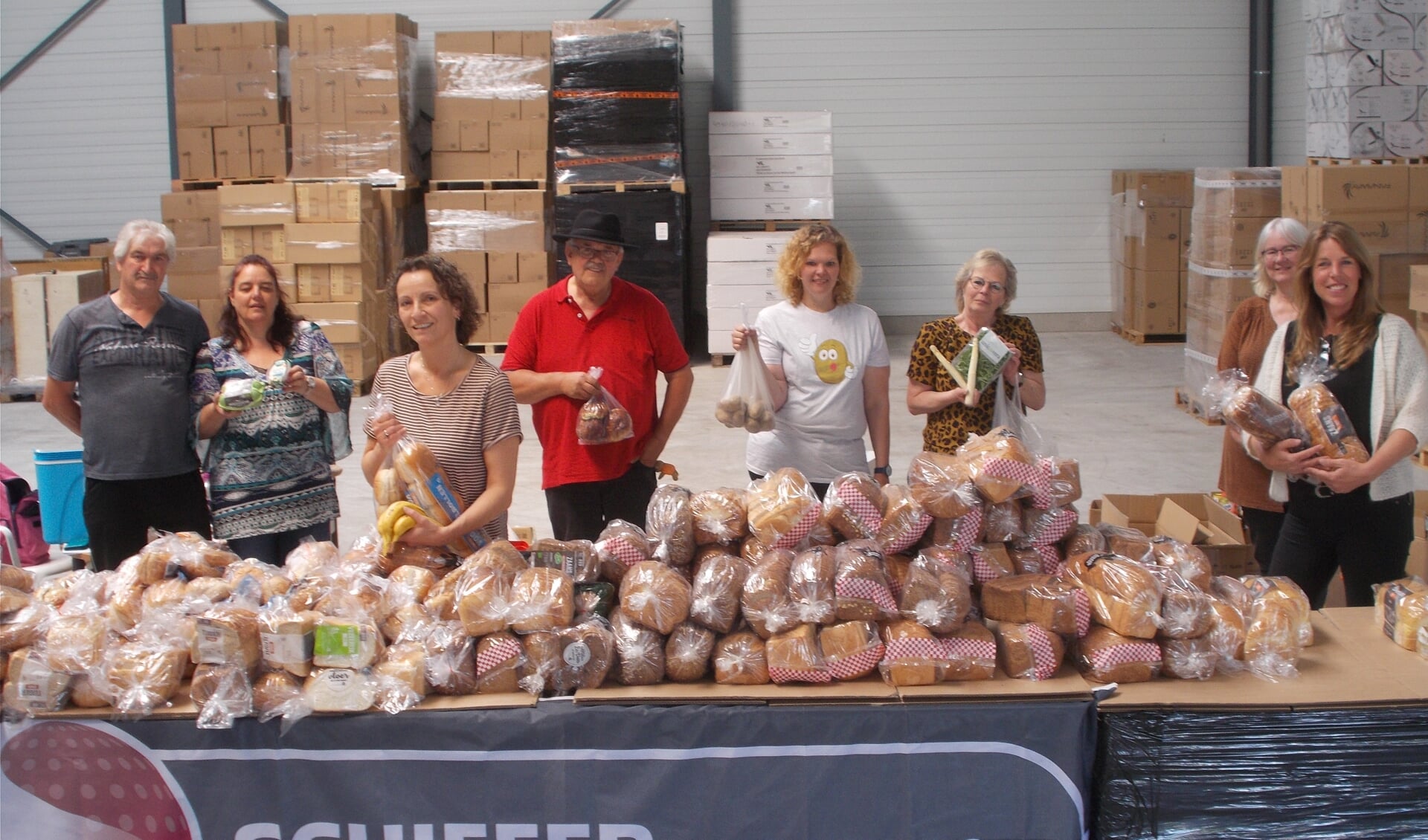 De vrijwilligers van Voedselhulp delen op vrijdag voedsel uit. Zij blijven daarbij op anderhalve meter afstand. 