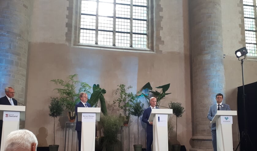 Han Polman, Bernard Wientjes, Raymond Knops en Bas van den Tillaar (vlnr) lichten de plannen toe in het Abdijcomplex in Middelburg.
