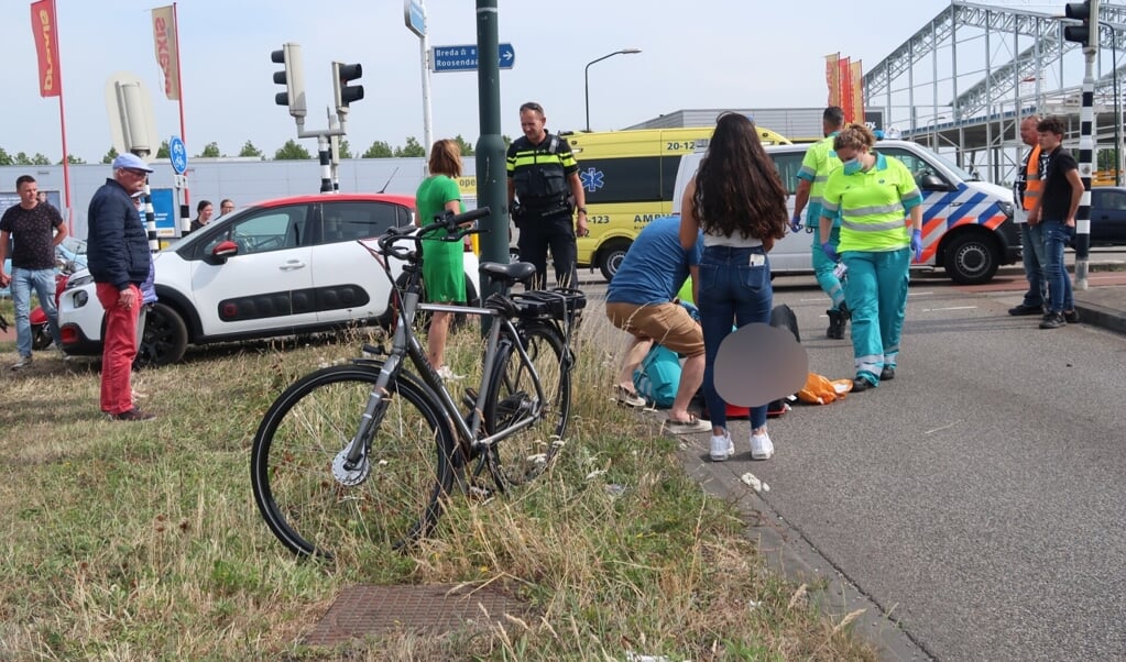 Fietser Bij Oversteken Op Lage Vaartkant Omver Gereden Door Auto - Al ...