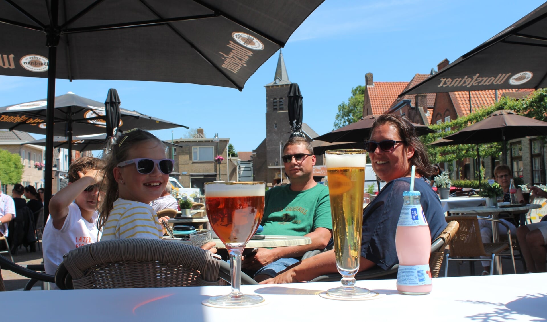 De familie van Eekelen kwam naar Kruisland voor een drankje op het terras. 