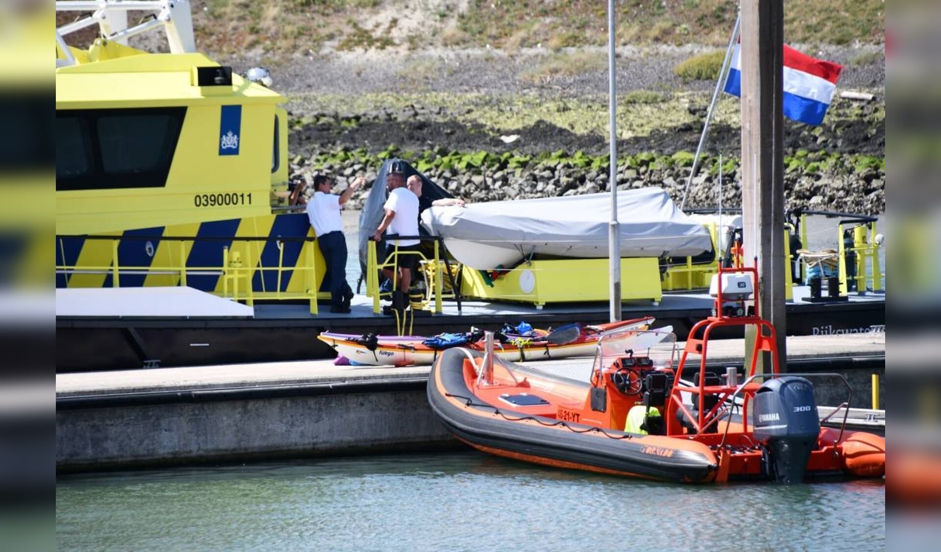 De twee zijn naar de jachthaven van Colijnsplaat gebracht. 