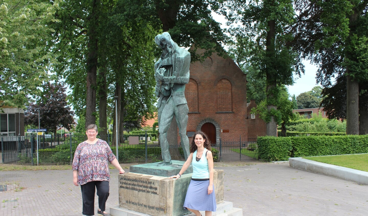 Marleen van Aert-Francken met Natascha Rens op het Van Goghplein in Zundert. 