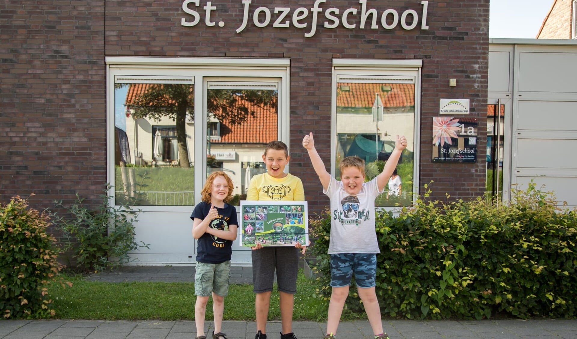 Juliën en Mats uit groep 4 en Jayden uit groep 6 met de inspiratiemap. FOTO DORINDA OVERKLEEFT