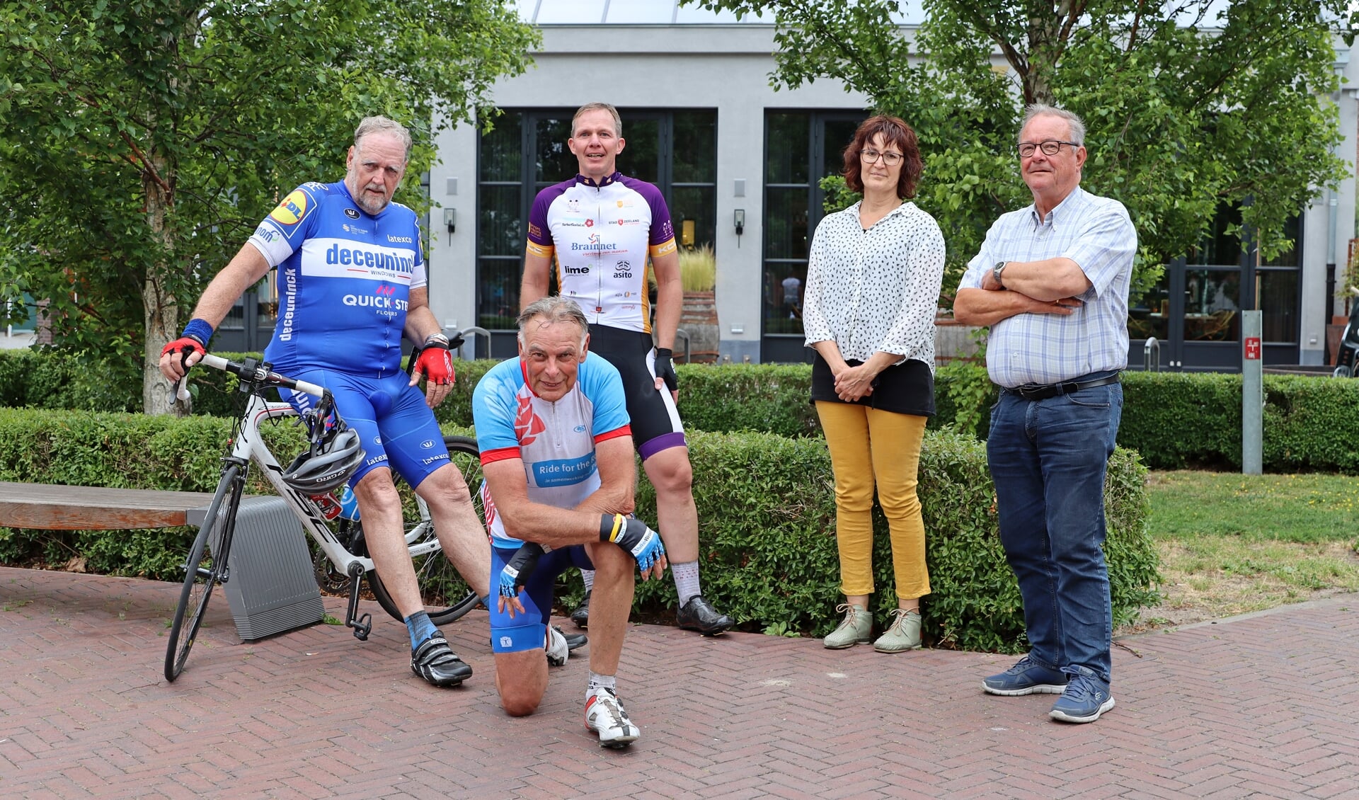 Van links naar rechts: Eddy Bogaert (organisatie), Remco Wevers (teamlid), Ming Gilbert (organisatie) en Martin Slingenberg (organisatie)
Zittend voor oud wielrenner Henk de Jong. FOTO COBY WEIJERS
