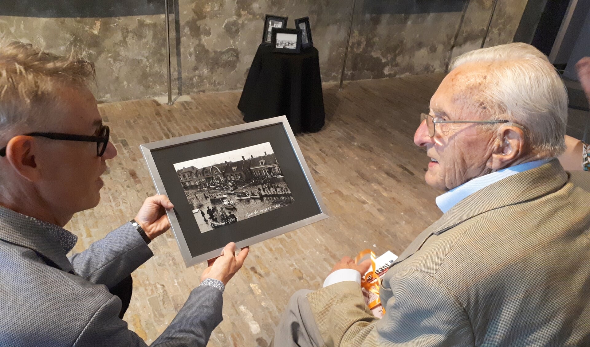 Als dank voor zijn 'monnikenwerk' geeft museumdirecteur Onno Bakker Jan Kaljouw een ingelijste foto cadeau.