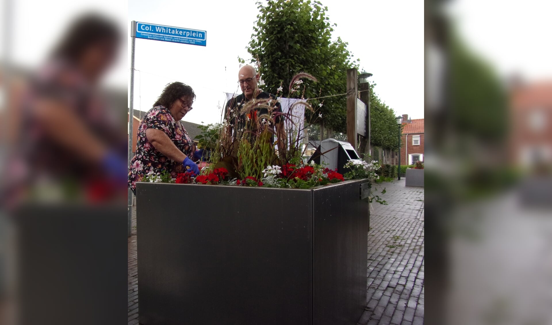 Shirley Wychgel en Gerard van den Bergh bij de nieuwe bloembak. 