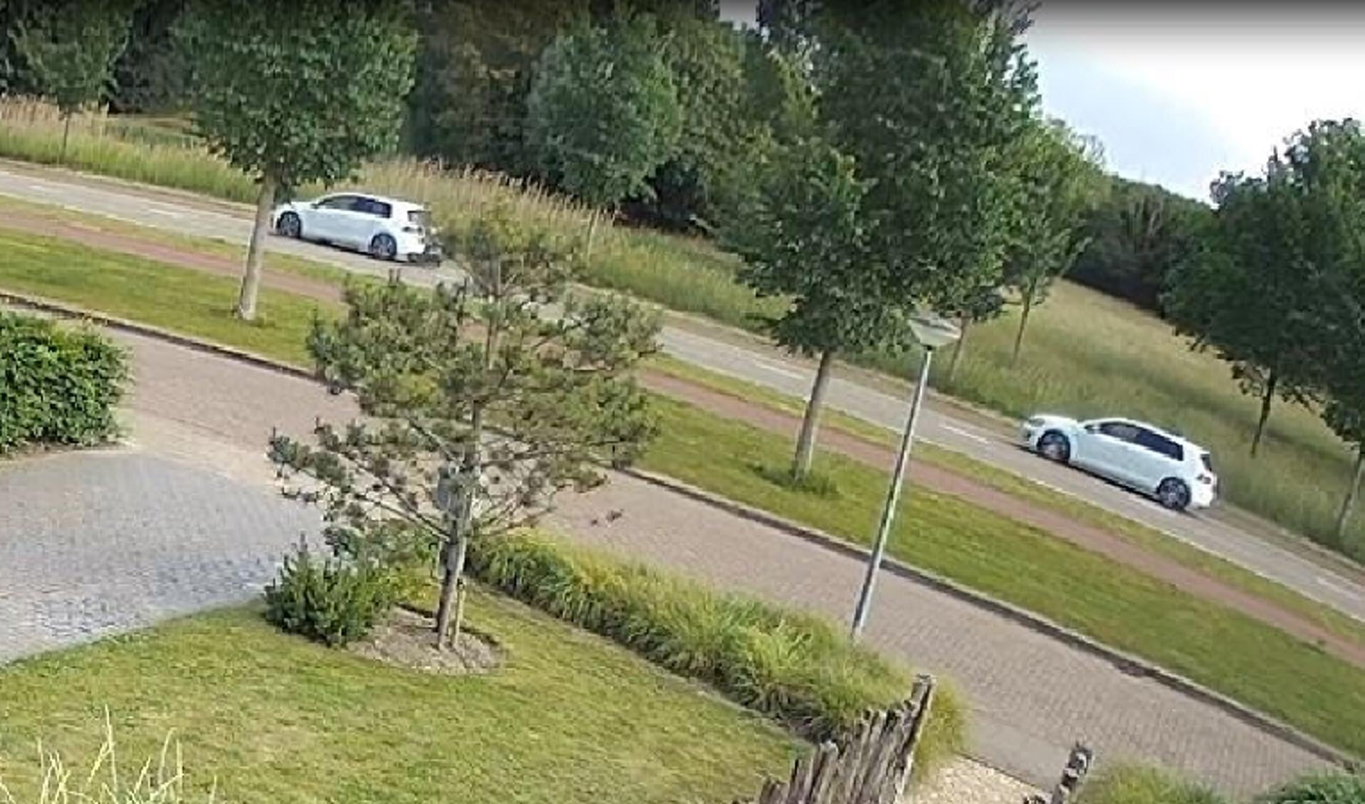 Politiebeeld van de twee witte Volkswagen Golf-auto's in de Burgemeester van Woelderenlaan.